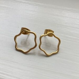 Madewell Gold Tone Minimalist Stud Earrings 1/2” Clover Style Open Loop